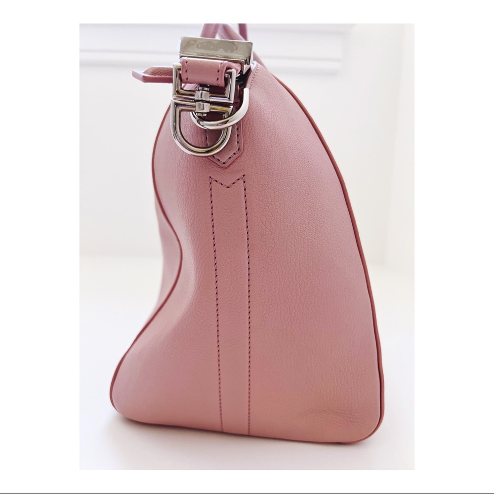 Givenchy medium Antigona bag in pink. - Picture 7 of 16